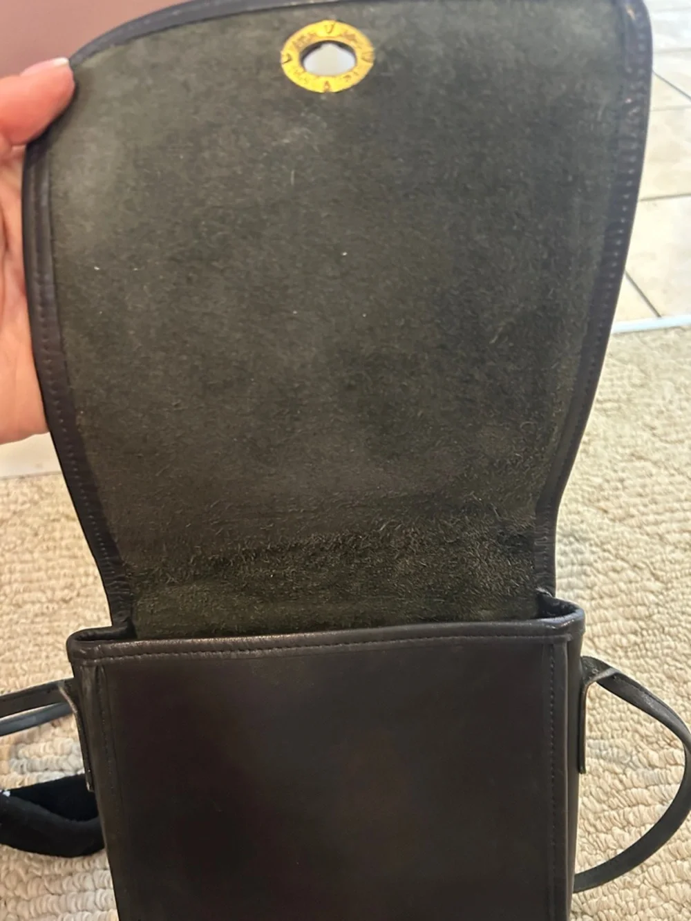 Coach- Vintage Black Leather Crossbody Bag with Turn-Lock Closure - Picture 5 of 13